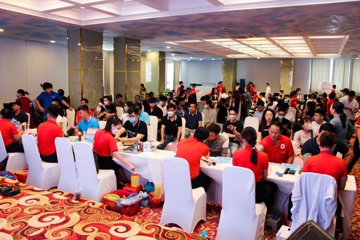 Nearly 300 volunteers registered to participate in blood donation are employees of businesses that are members of the Young Entrepreneurs Association; Red Cross members and volunteers, youth union members in Ninh Kieu, Binh Thuy and Cai Rang districts, and local people,... Photo: D.H..