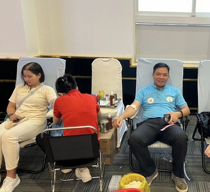 Mr. Vien Tuan Thanh - Standing Vice Chairman of Can Tho City Young Entrepreneurs Association also directly participated in donating blood - Photo: D.H.
