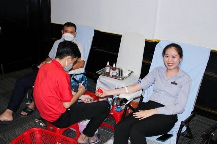 The staff of TTC Can Tho Hotel, after completing their duties, participated in donating blood with the desire to do something meaningful for society - Photo: D.H.