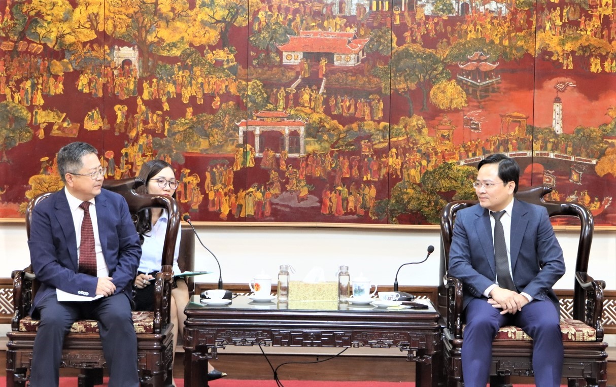 Provincial Party Secretary Nguyen Anh Tuan (right) receives Chairman of Goertek Group.