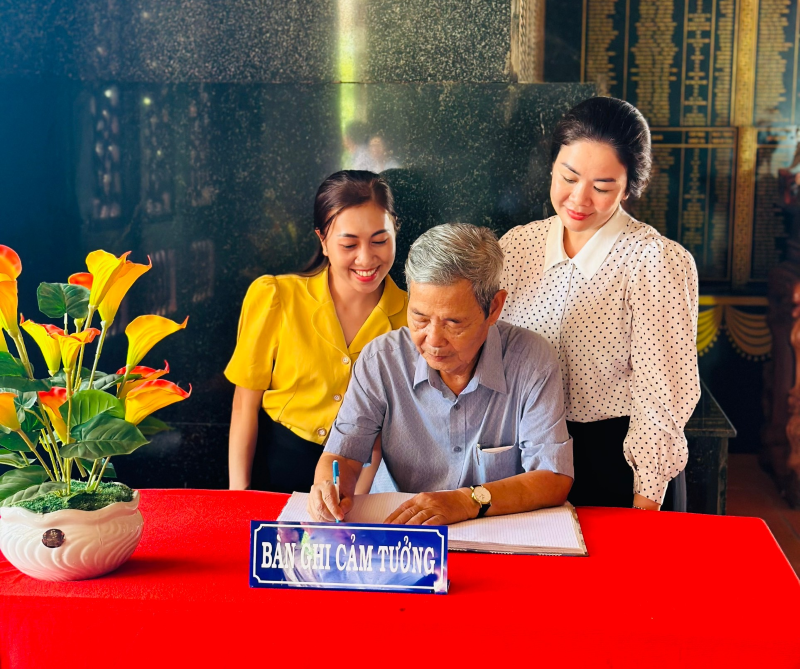 Ông Phạm Thanh Phong – nguyên UV BCHTW Đảng, nguyên Bí thư Tỉnh ủy               ghi cảm tưởng tại Khu Di tích lịch sử Đồn Long Khốt