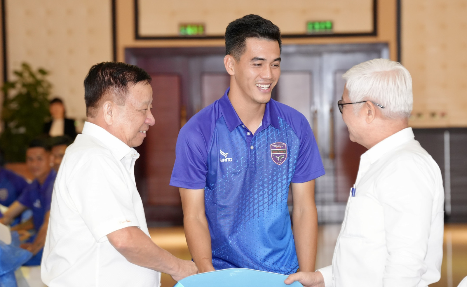 Cầu thủ Đội trưởng Tiến Linh (giữa)