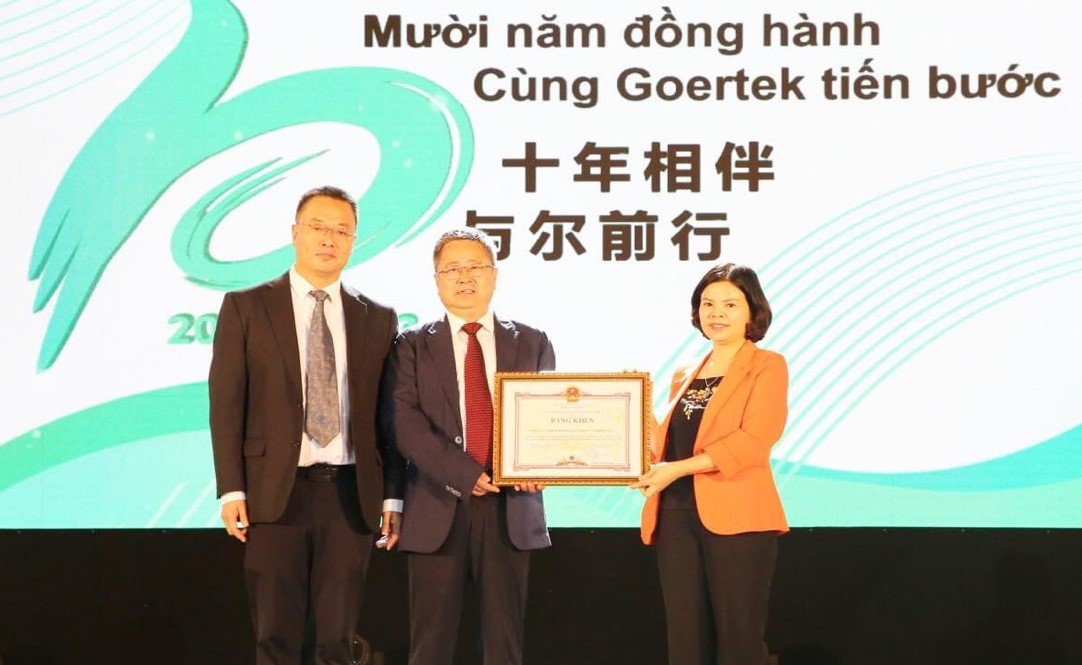 Chủ tịch UBND tỉnh tặng Bằng khen của Chủ tịch UBND tỉnh cho Công ty TNHH Goertek Vina