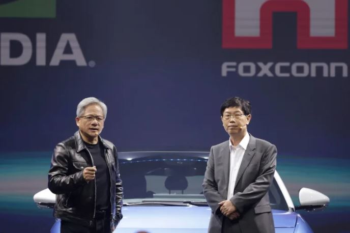 Jensen Huang (trái), đồng sáng lập và kiêm CEO của Nvidia, và Chủ tịch Foxconn, Young Liu
