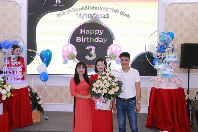 Cô giáo Tăng Kim Oanh (người đứng ngoài cùng bên trái) tặng hoa chúc mừng Natrumax Thái Bình