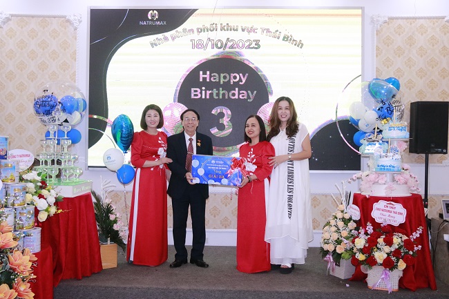 Thầy thuốc Phạm Anh Bính trao quà cho bà Hà Thanh Dung - Trưởng chi nhánh số 29 Natrumax huyện Đông Hưng.