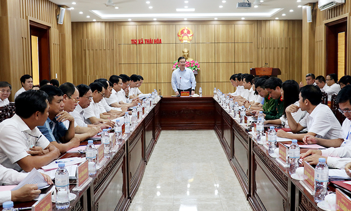 Ông Nguyễn Đức Trung - Chủ tịch UBND tỉnh Nghệ An chủ trì buổi làm việc với lãnh đạo chủ chốt thị xã Thái Hòa về tình hình kinh tế - xã hội từ đầu nhiệm kỳ đến nay, nhiệm vụ trọng tâm trong thời gian tới.