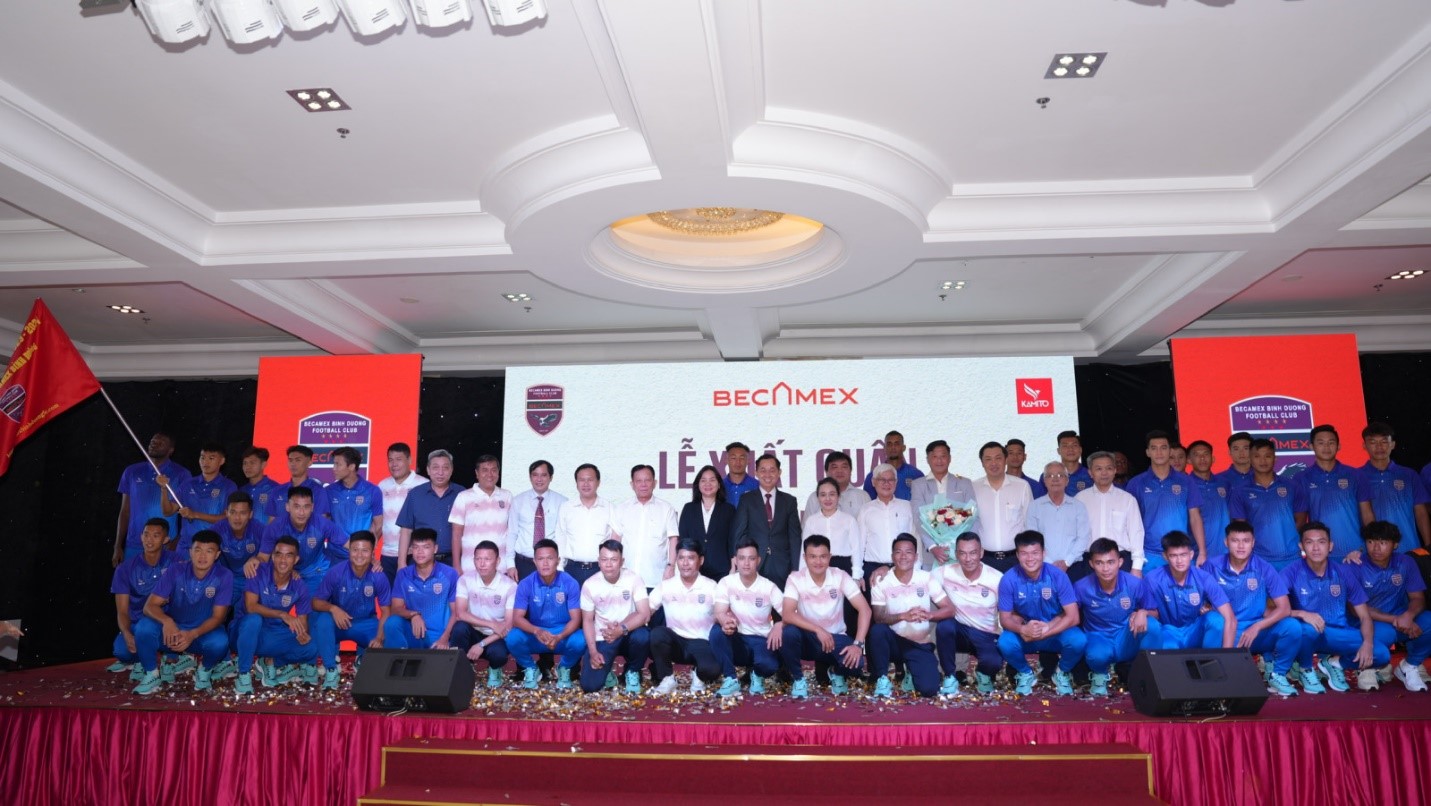 B.BD Club members took souvenir photos with leaders of Binh Duong province.