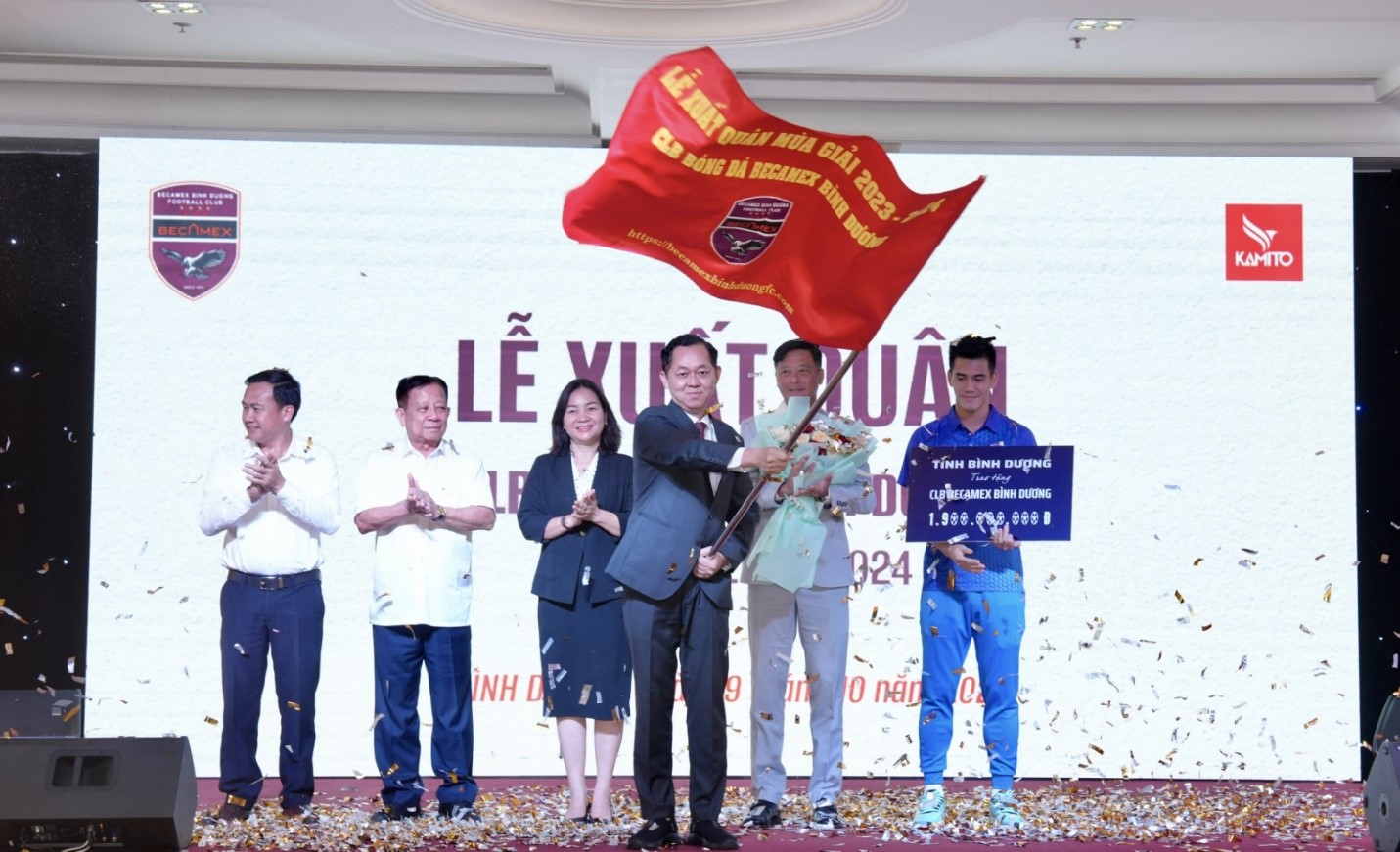 Mr. Ho Hong Thach, Chairman of the Board of Directors of Becamex Binh Duong Football Club Joint Stock Company raised the flag.