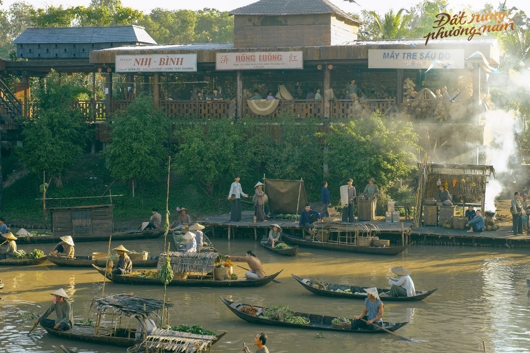 On the wharf under the boat, the ancient floating market is restored with its typical cultural features