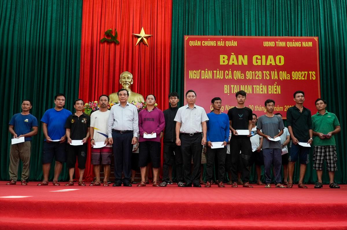 Tại buổi bàn giao, lãnh đạo Tỉnh ủy, UBND tỉnh Quảng Nam, các cơ quan, ban ngành địa phương và Quân chủng Hải quân đã tặng quà cho các gia đình ngư dân gặp nạn với tổng giá trị gần 500 triệu đồng