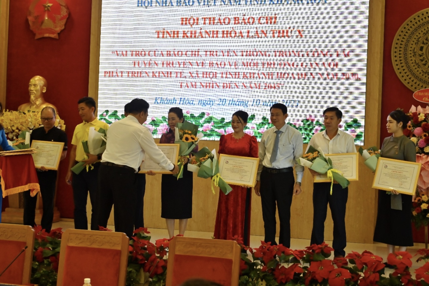 Ông Đinh Văn Thiệu và lãnh đạo Hội Nhà báo tỉnh trao giấy chứng nhận cho các doanh nghiệp đồng hành với hội thảo.
