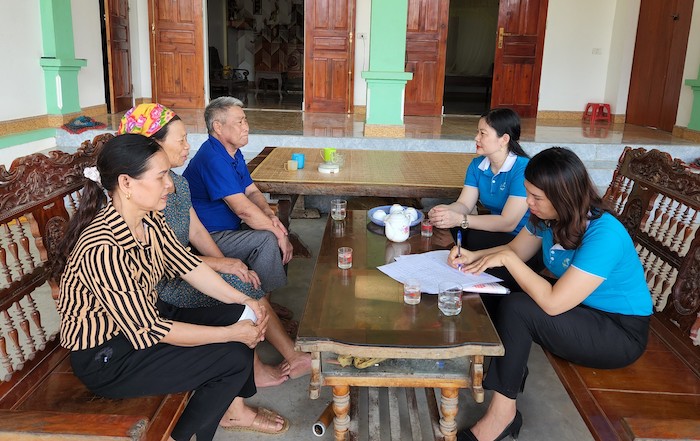 Hội LHPN thị xã Hoàng Mai kiểm tra, đối chiếu dư nợ của hội viên ở xã Quỳnh Trang