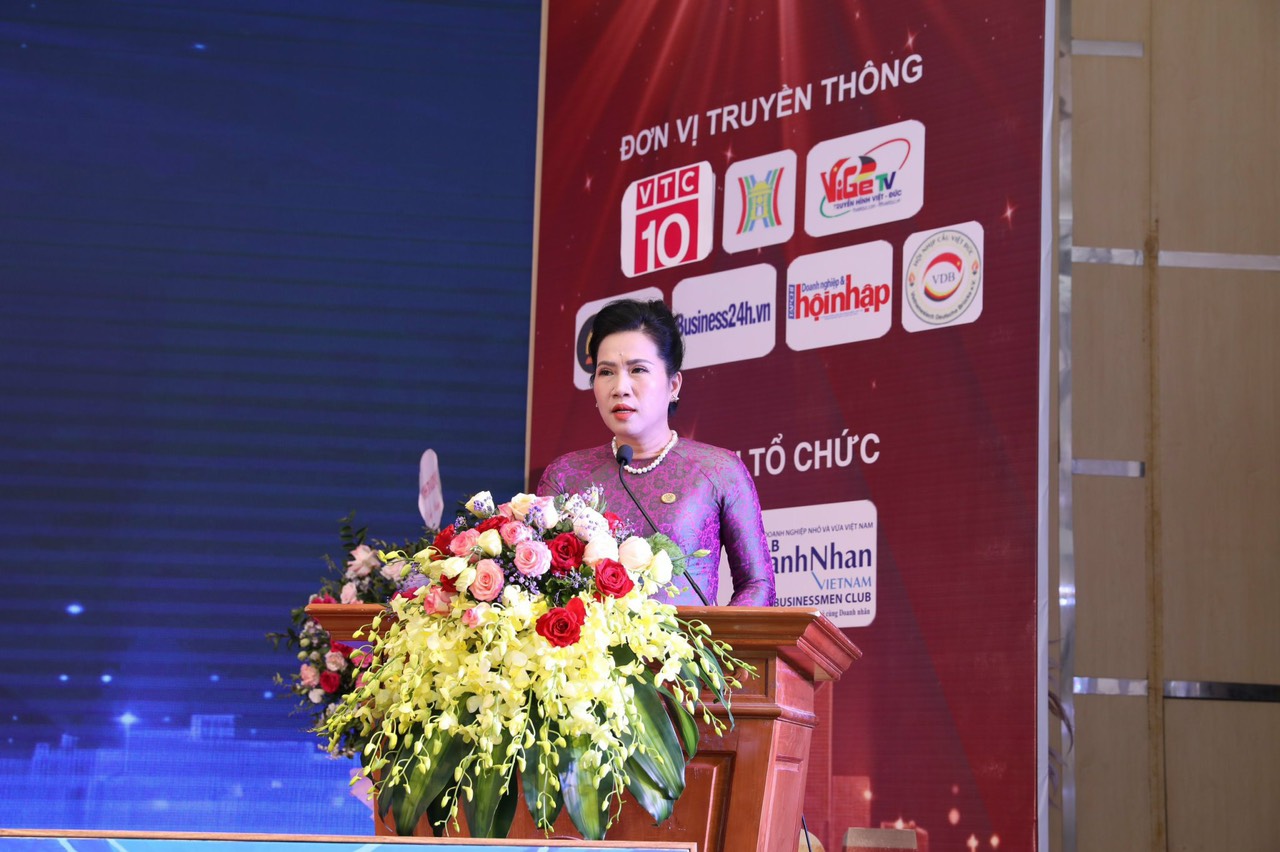 Bà Nguyễn Thị Thanh, Chủ tịch CLB Doanh Nhân Việt Nam phát biểu