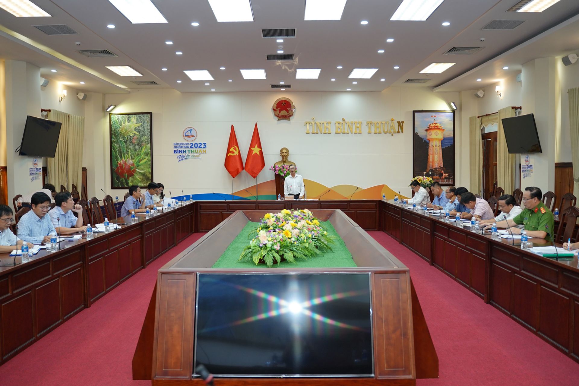 UBND tỉnh Phan Văn Đăng đã chủ trì buổi làm việc với các sở, ngành có liên quan để giải quyết tình trạng khai thác khoáng sản trái phép trên địa bàn huyện Hàm Tân.