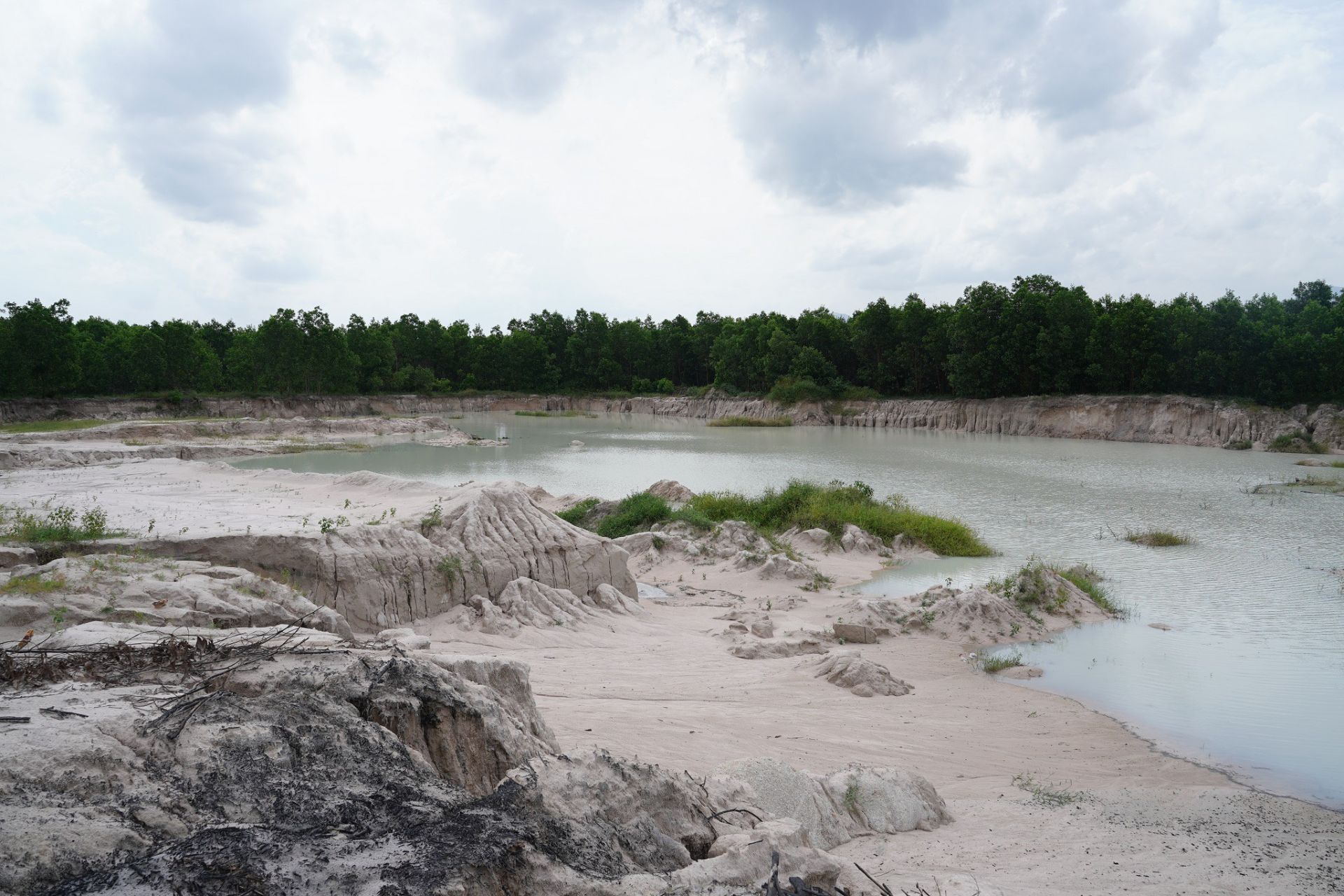 Tình trạng khai thác khoáng sản trái phép trên địa bàn huyện Hàm Tân