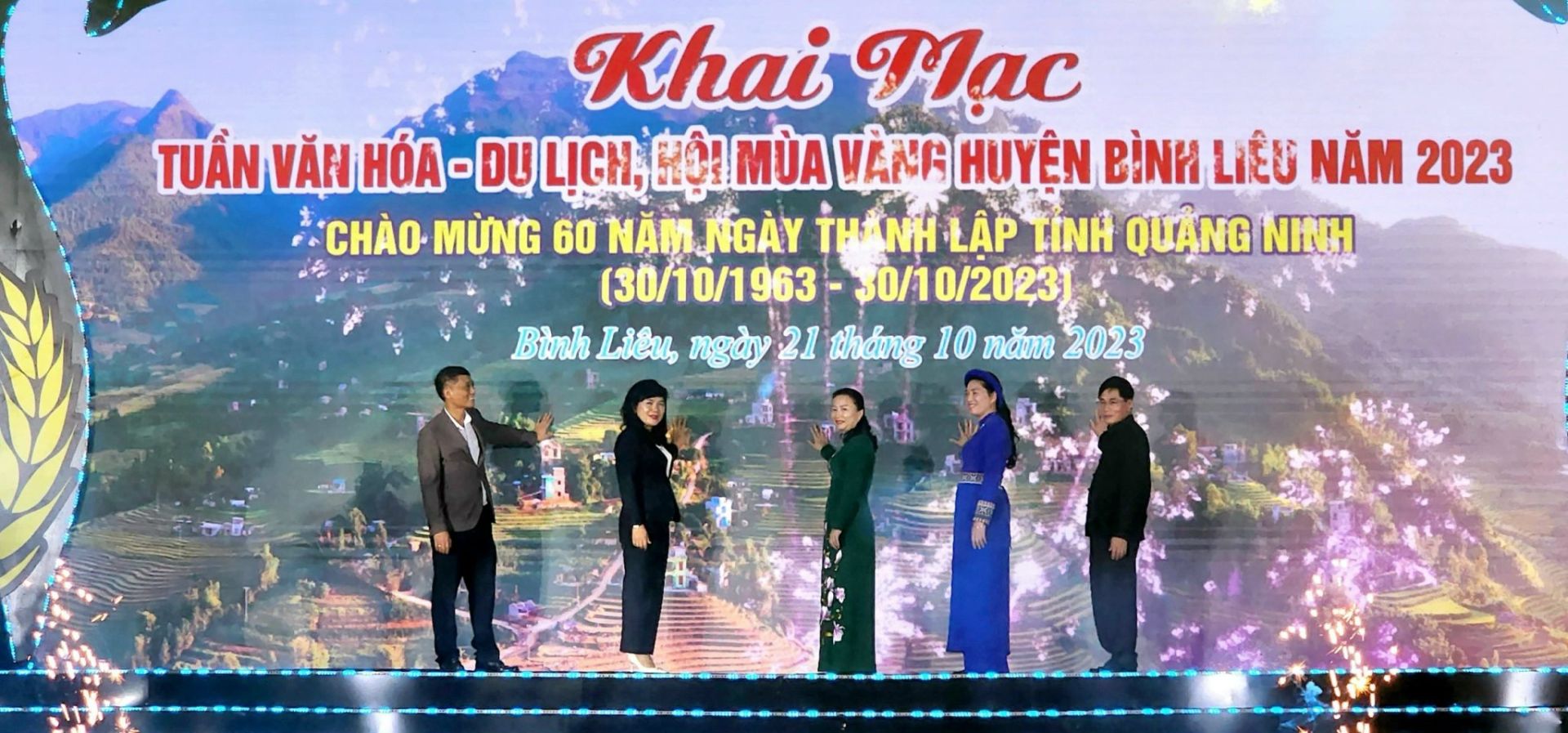 Đại diện lãnh đạo tỉnh Quảng Ninh,   huyện  Bình Liêu nhấn nút khởi động du lịch Mùa Vàng Bình Liêu 2023 chính thức bắt đầu