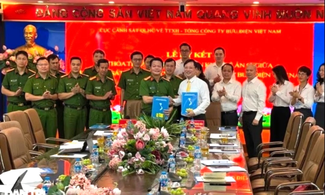 Lễ ký kết giữa Cục Cảnh sát quản lý hành chính về trật tự xã hội (C06, Bộ Công an) vừa ký thỏa thuận hợp tác với Tổng Công ty Bưu điện Việt Nam