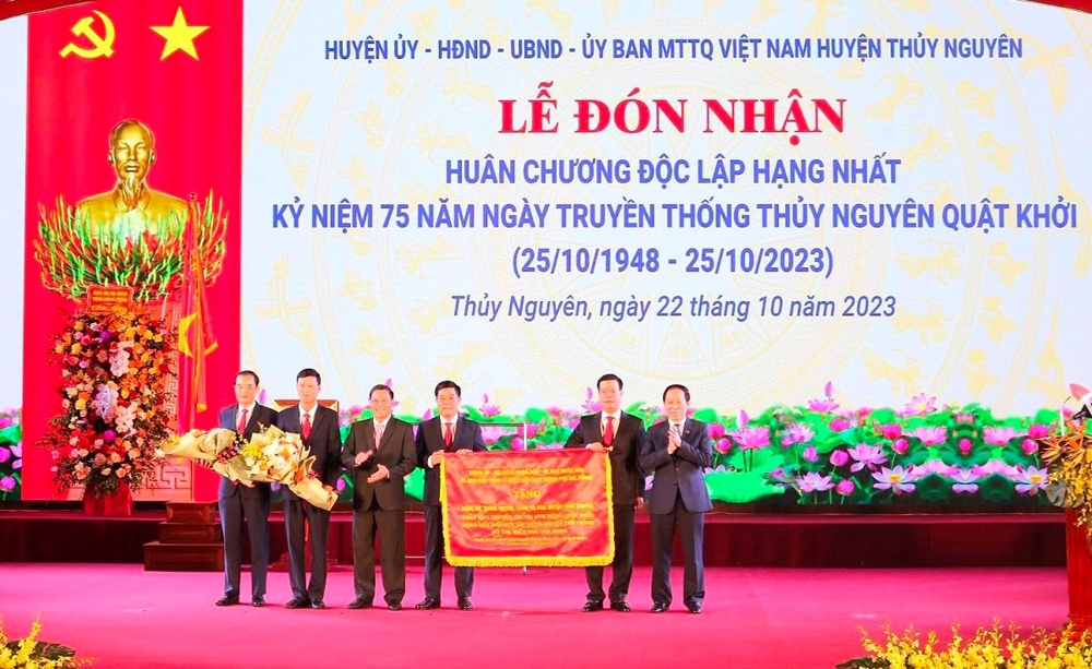 Lãnh đạo thành phố Hải Phòng trao bức trướng tặng Đảng bộ, chính quyền, quân và nhân dân huyện Thủy Nguyên.