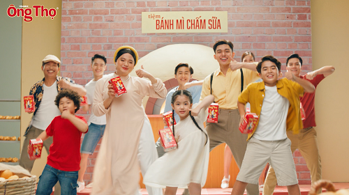 With youthful and modern language and expression, the "Museum of Ther's Age" campaign cleverly evokes consumers' emotional memories of Ong Tho milk cartons.