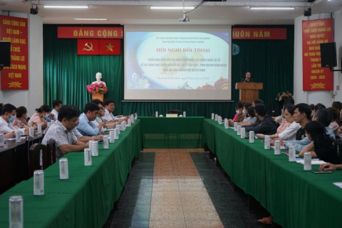 Ho Chi Minh City engages in discussions with cake manufacturing and distribution companies about food safety and hygiene.