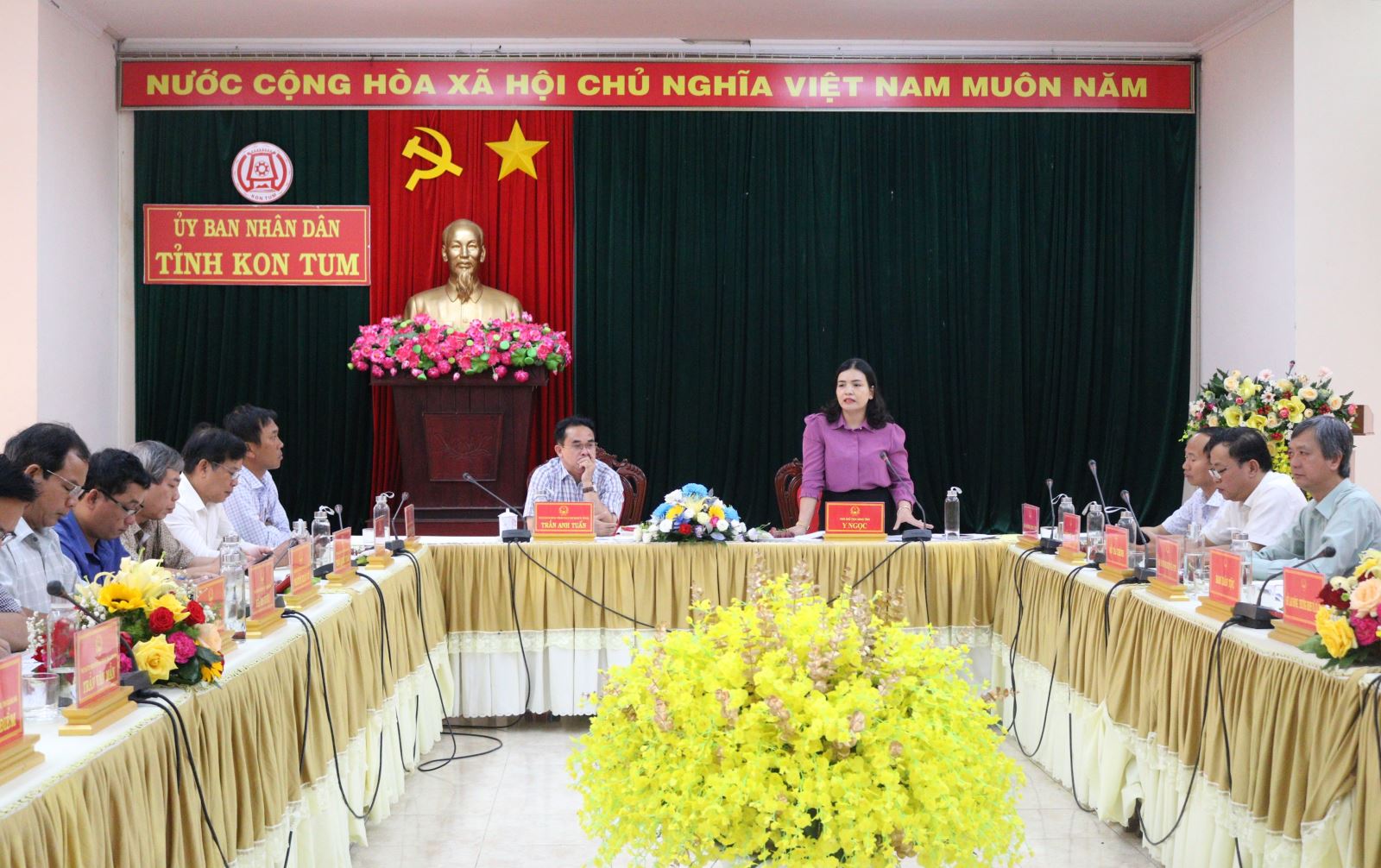 Phó Chủ tịch UBND tỉnh Kon Tm Y Ngọc phát biểu tại buổi làm việc