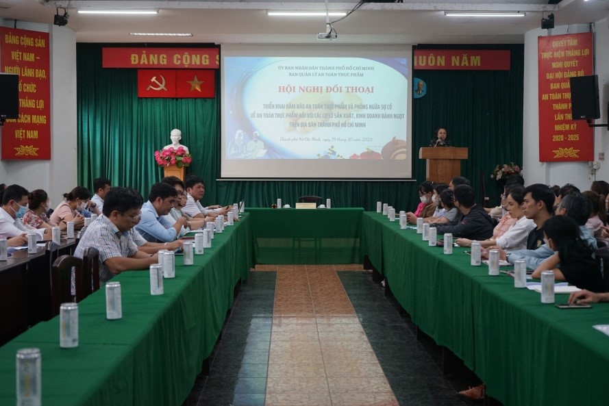 Ho Chi Minh City Food Safety Management Board answers questions and difficulties faced by cake production and business establishments in the process of implementing administrative procedures.