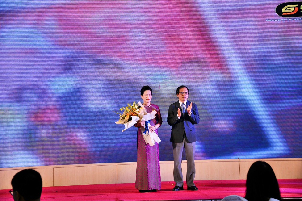 Dr. To Hoai Nam, Permanent Vice President and General Secretary of VINASME gave flowers to congratulate the President of Vietnam Business Club.