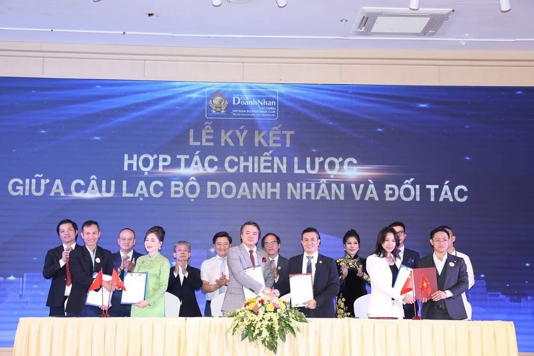 Signing a cooperation agreement between the Vietnam Businessmen Club and strategic partners to develop Vietnamese businesses.