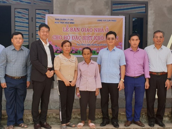 Representative of Midori Apparel Vietnam Co., Ltd. and delegates at the handover of the charity house to Ms. Ha Thi Trang's family, Pheo hamlet, Cun Pheo commune (Mai Chau).