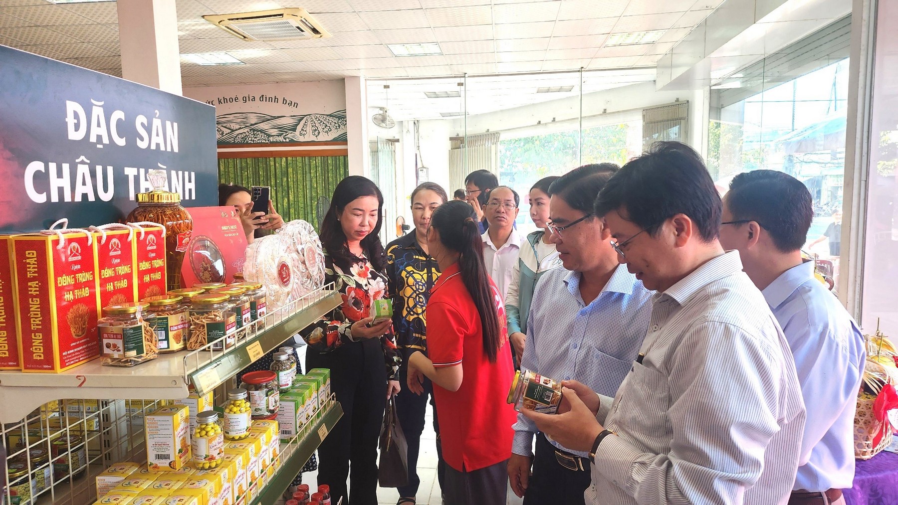 Đại biểu tham quan các gian hàng sản phẩm sản phẩm OCOP, sản phẩm công nghiệp nông thôn tiêu biểu và đặc sản tỉnh An Giang