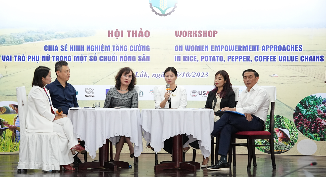 Ảnh minhBà Lê Thị Hoài Thương, Quản lý Đối ngoại cấp cao, Nestlé Việt Nam (thứ 4 từ trái qua phải) chia sẻ cùng các diễn giả tại hội thảo ngày 25-10-2023.