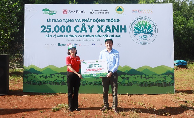Đại diện BTC SeARun trao tặng 25.000 cây xanh