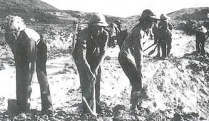 Các chiến sĩ Thanh niên xung phong Tiểu đội 2, Đại đội 317 Truông Bồn san lấp hố bom. (Ảnh: Tư liệu)