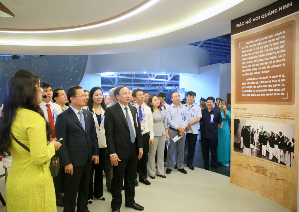 Đồng chí Nguyễn Xuân Ký, Ủy viên BCH Trung ương Đảng, Bí thư Tỉnh ủy, Chủ tịch HĐND tỉnh cùng các vị đại biểu thăm khu triển lãm Bác Hồ với tỉnh Quảng Ninh với những hình ảnh 9 lần Bác Hồ về thăm Quảng Ninh.