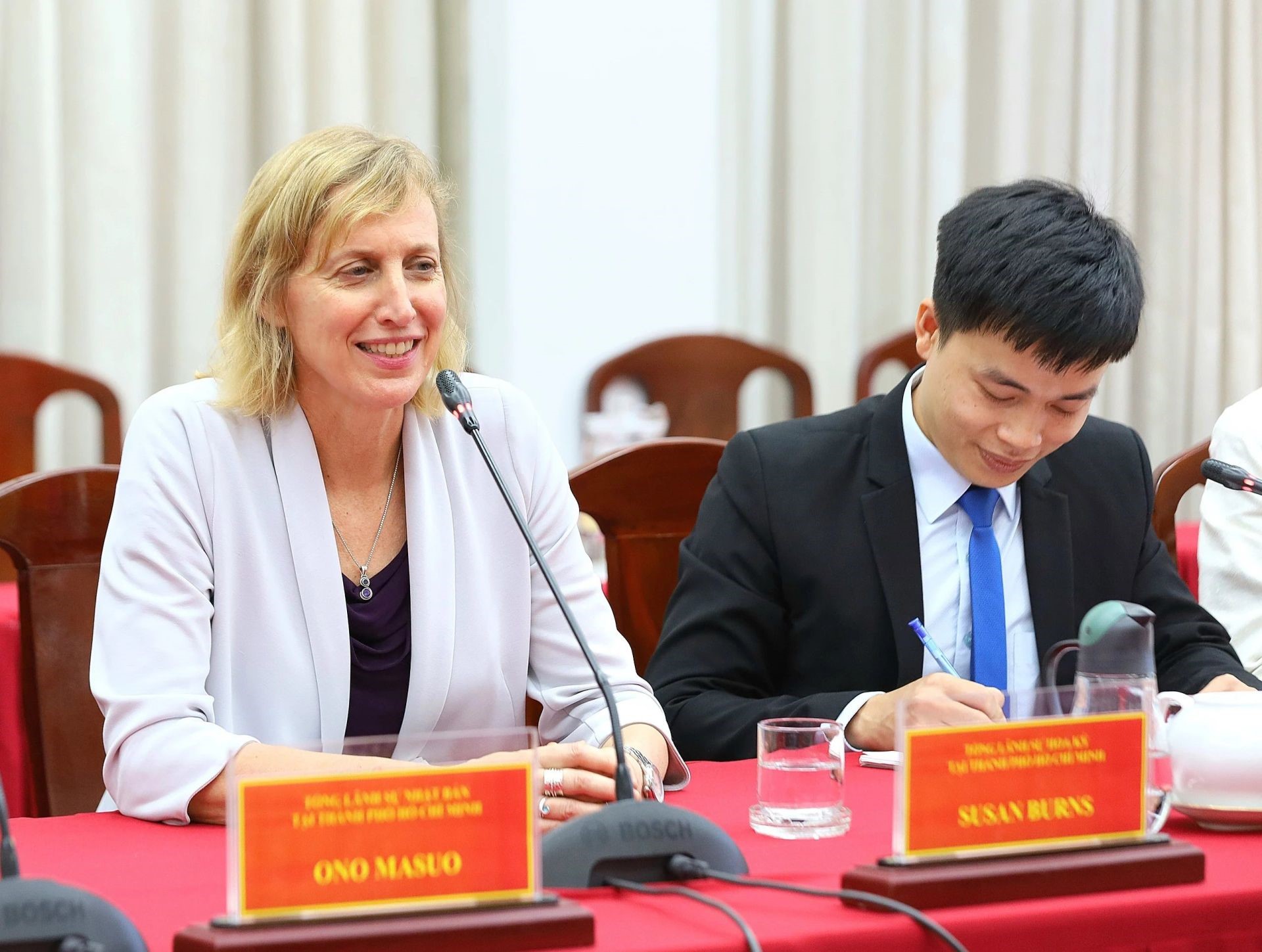 Ms Susan Burns - US Consul General in City. Ho Chi Minh spoke at the working session.