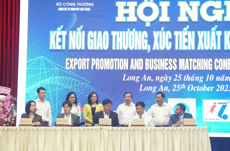 Lễ ký kết giữa Sở Công Thương Long An với 3 đơn vị là Công ty TNHH dịch vụ EB – đại diện Central Retail, công ty Foodnamoo Việt Nam (Hàn Quốc) và công ty OSB – đại diện Alibaba về nghiên cứu, triển khai các dự án tại tỉnh Long An, thúc đẩy giao thương, kết nối tiêu thụ hàng hóa của tỉnh vào hệ thống phân phối của các doanh nghiệp