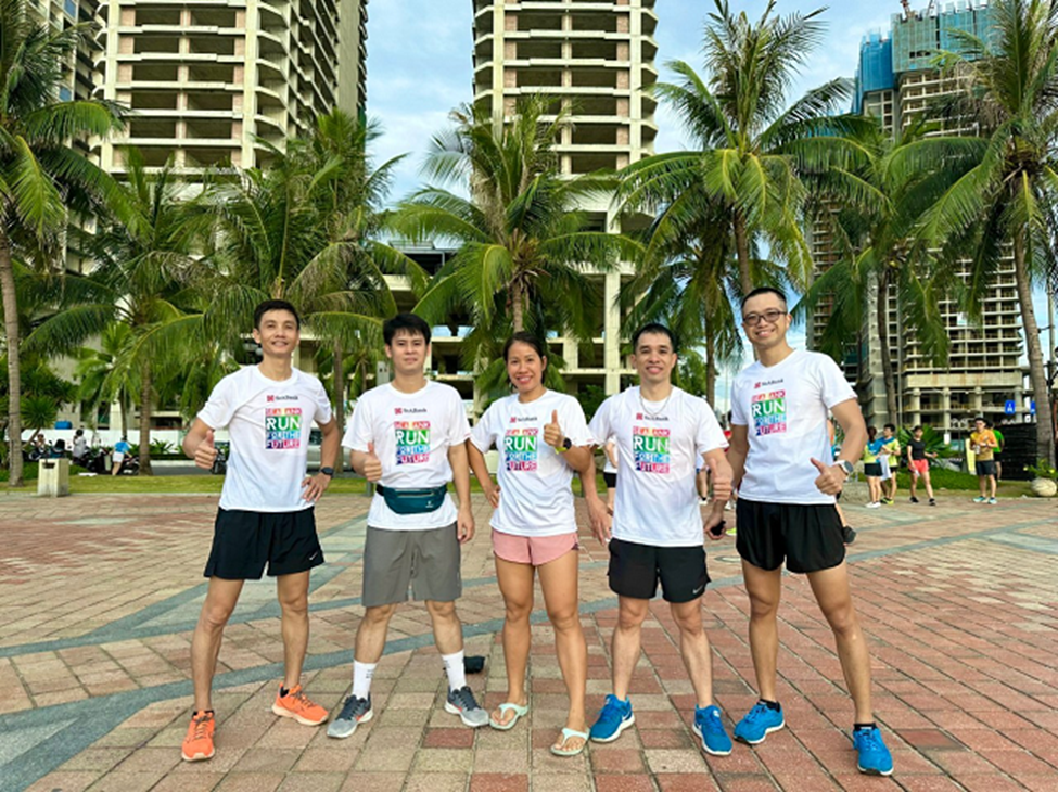 Athletes participating in SeARun took souvenir photos.