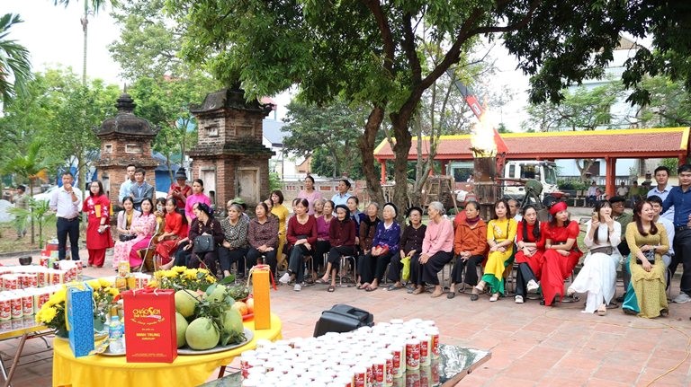 A large number of local people in Dai Lai village and Dai Lai commune attended the casting ceremony of the Jade Emperor statue and the statues of Nam Tao and Bac Dau.