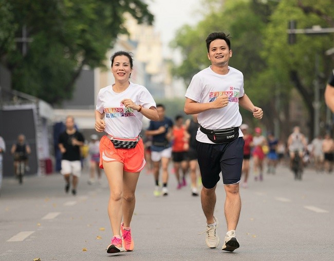 Athletes participating in SeARun on the track.