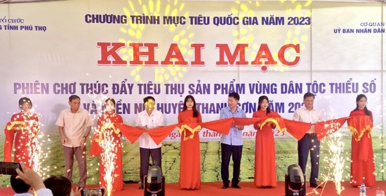 Các đại biểu khai mạc Phiên chợ thúc đẩy tiêu thụ sản phẩm vùng DTTS&MN huyện Thanh Sơn năm 2023
