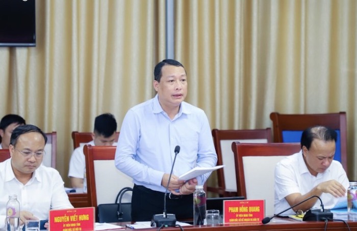 Ông Phạm Hồng Quang - Giám đốc Sở Kế hoạch và Đầu tư tỉnh Nghệ An báo cáo về tình hình kinh tế - xã hội, quốc phòng - an ninh tháng 10/2023 tại Phiên họp