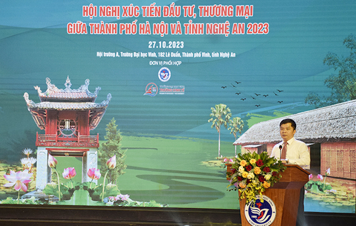Phó Giám đốc Trung tâm Xúc tiến Đầu tư, Thương mại và Du lịch Nghệ An Nguyễn Văn Nam giới thiệu về môi trường đầu tư của tỉnh