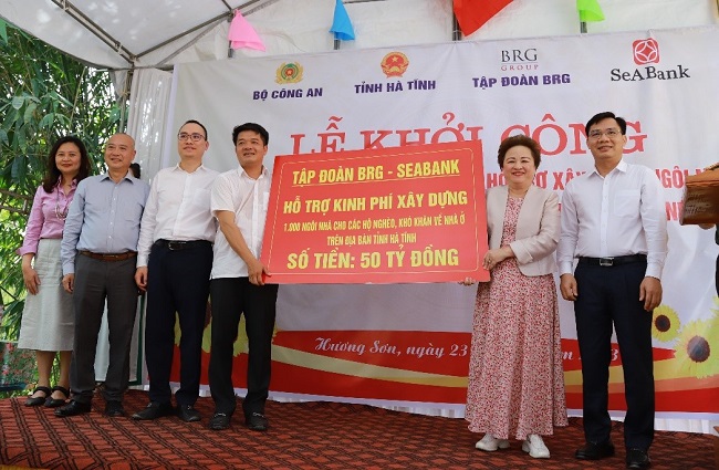 Madame Nguyễn Thị Nga, Chủ tịch Tập đoàn BRG, cùng các lãnh đạo Tập đoàn và Ngân hàng SeABank trao tặng biểu trưng hỗ trợ kinh phí xây dựng 1.000 ngôi nhà với số tiền 50 tỷ đồng cho tỉnh Hà Tĩnh, ngày 23 tháng 6 năm 2023.