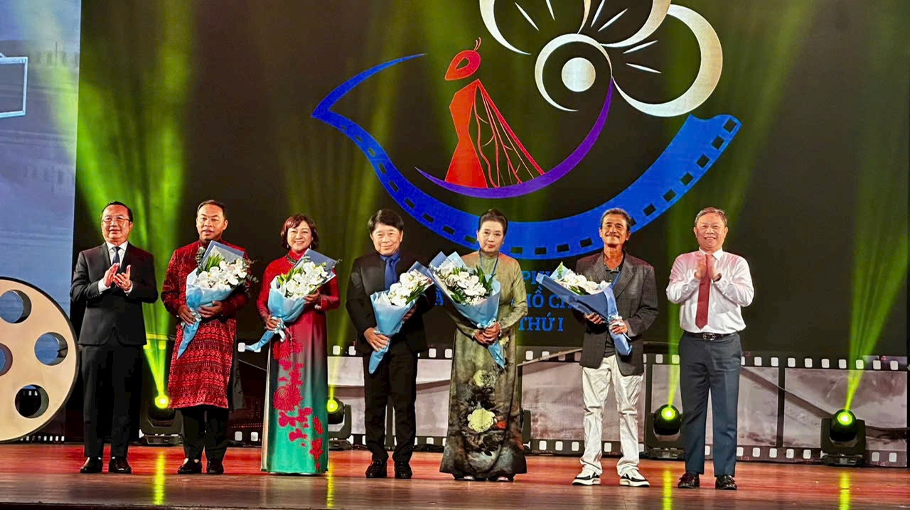 Phó Chủ tịch UBND TP.HCM tặng hoa cho các thành viên đại diện Ban tổ chức Liên hoan phim ngắn TP.HCM 2023