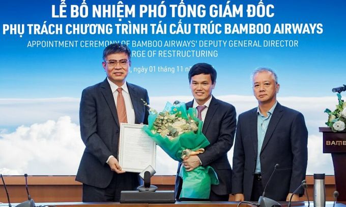 Ông Lương Hoài Nam (bên trái), trao quyết bổ nhiệm Phó Tổng Giám đốc cho ông Nguyễn Thượng Hoàng Hải (Ở giữa)