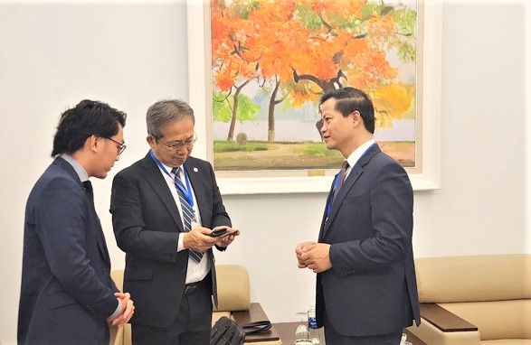 Phó Chủ tịch Thường trực UBND tỉnh Vương Quốc Tuấn trao đổi với Đại sứ Nhật Bản tại Việt Nam Yamada Takio bên lề Hội nghị.