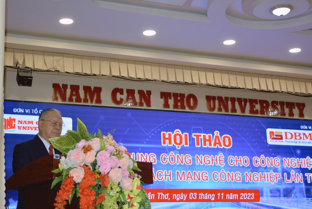 TS. Nguyễn Văn Quang, Hiệu trưởng Trường Ðại học Nam Cần Thơ phát  biểu  tại  buổi  hội  thảo