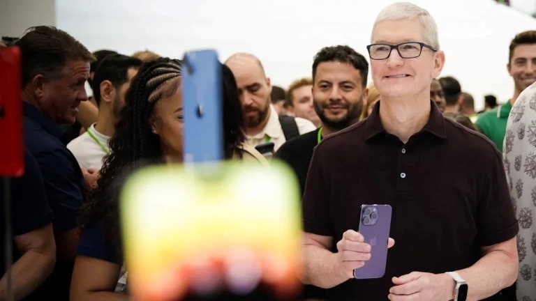 Tim Cook emphasized the important role of Vietnam in expanding Apple's market.