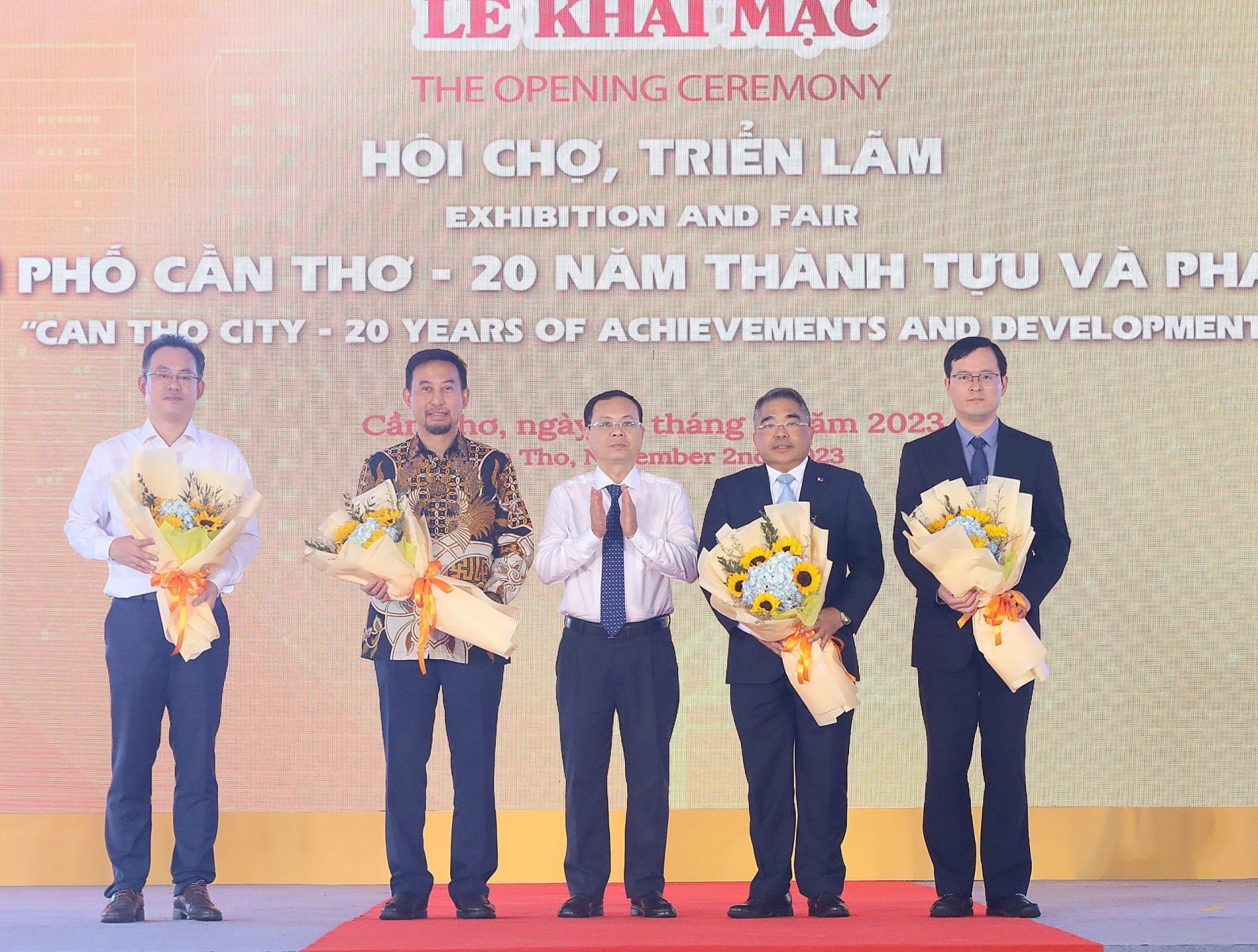 Mr. Nguyen Van Hieu - Alternate member of the Party Central Committee and secretary of Can Tho City Party Committee (standing in the middle) presented flowers to international delegates participating in fairs and exhibitions.